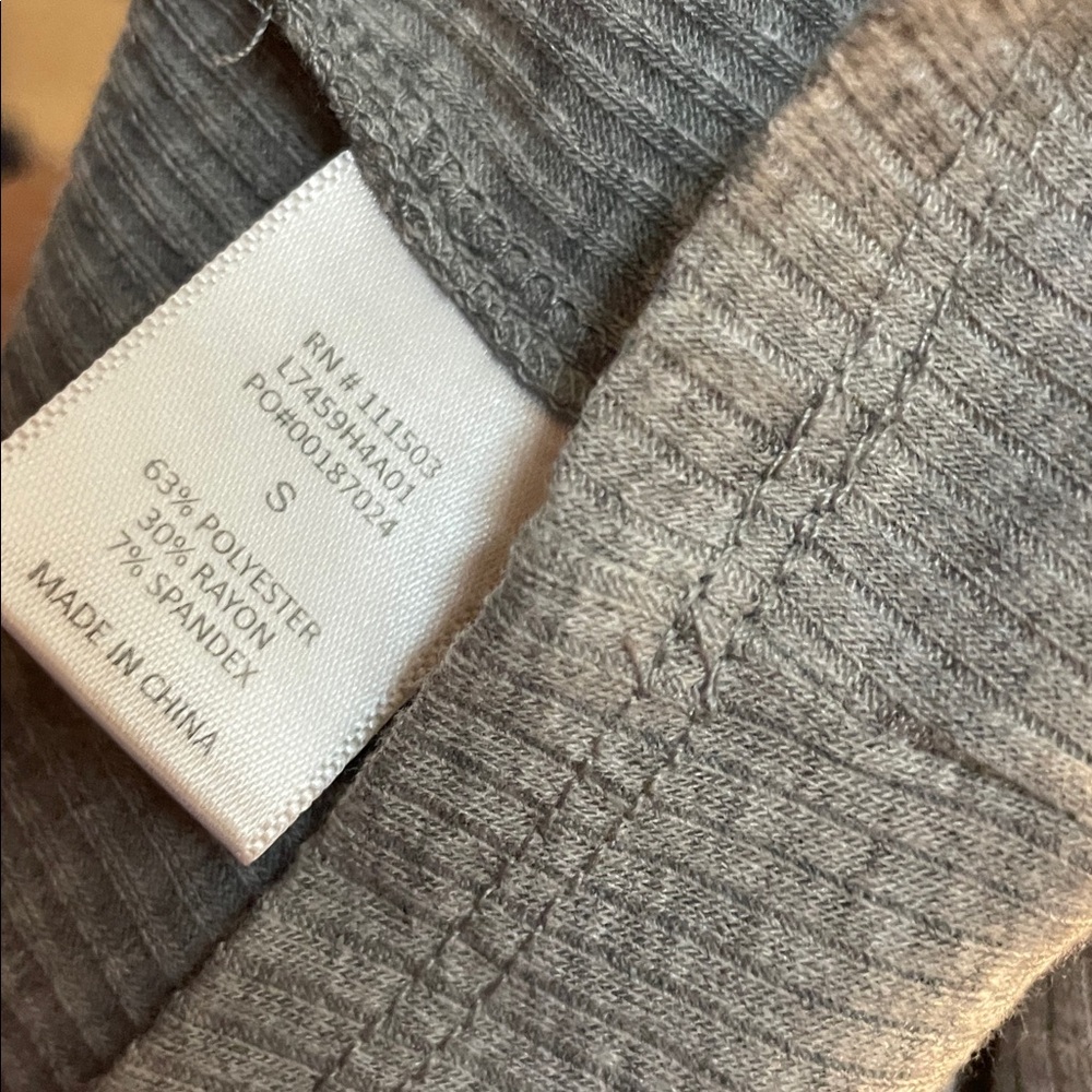 B1- C Gray Button-Up V-Neck Blouse Small - Picture 4 of 4